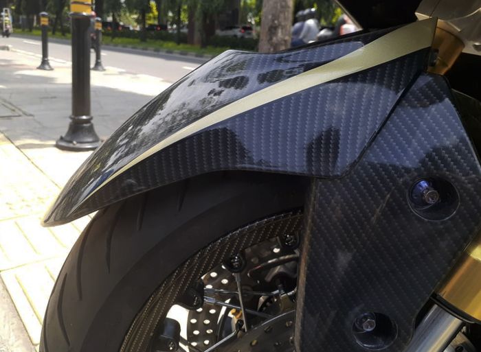 Sepatbor depan Yamaha Aerox kece berkat karbon kevlar dan air brush
