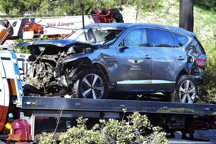 mobil milik atlet glof Tiger Woods babak belur setelah terlibat kecelakaan tunggal