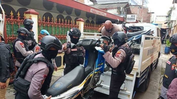 Barang sitaan yang dibawa polisi