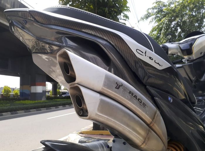 Yamaha Aerox templok knalpot kece, silencernya 2 bentuknya sangar mirip motor chopper.