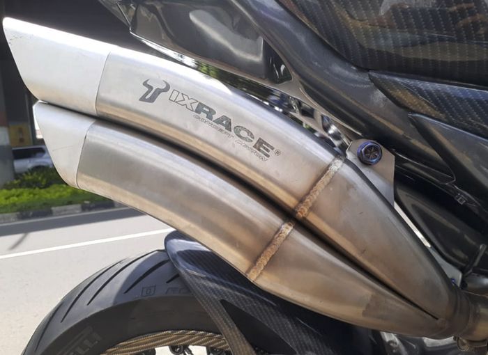 Knalpot memilik 2 buah silencer yang bermerek IX Race dengan bentuk unik mirip huruf C