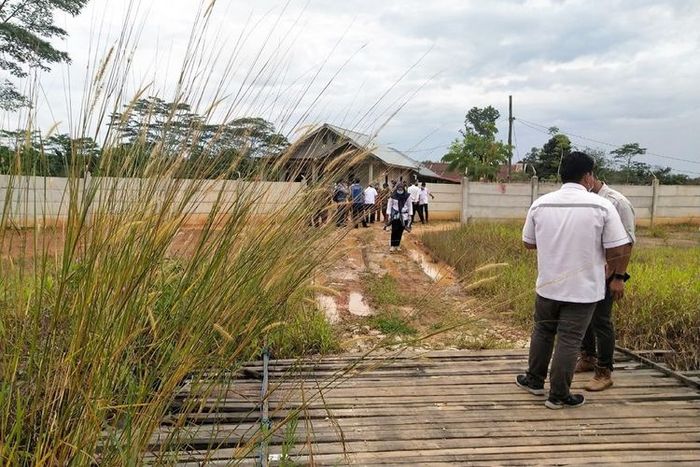 Salah satu lokasi pagar pembatas jalan tol Balsam Seksi 1 yang dibongkar oleh warga, Selasa (23/02/2021).