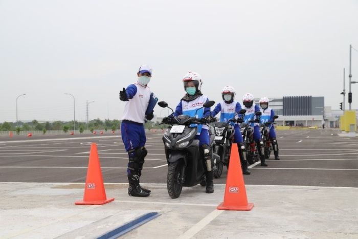 Para Instruktur Safety Riding Honda melakukan pelatihan di AHM Safety Riding Park, Deltamas Cikarang.