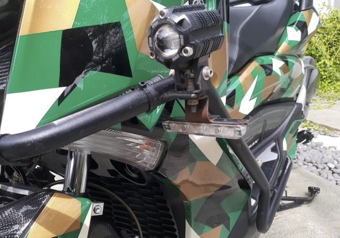Berbagai aksesories turing terpasang pada Yamaha XMAX ini seperti strobo, wheelen dan crashbar