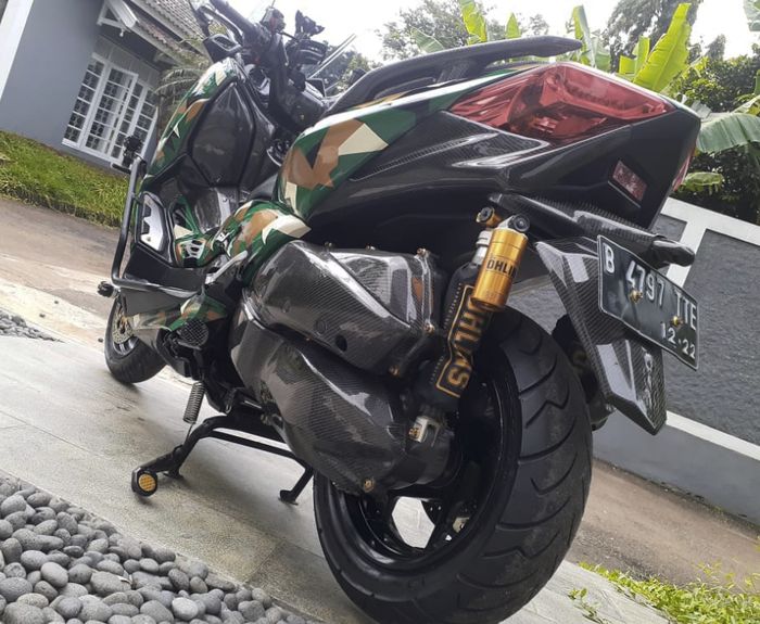 Tampilan belakang Yamaha XMAX makin kece dengan sokbreker Ohlins yang mentereng