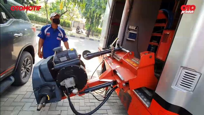 Dilengkapi mesin balancing dan bongkar pasang ban untuk mobil kecil hingga truk dan bus