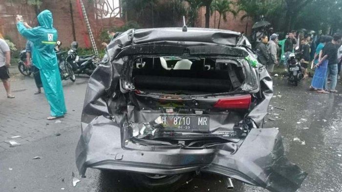 Daihatsu Sigra yang ikut ditumbuk truk tronton di tanjakan Silayur, Ngaliyan, kota Semarang