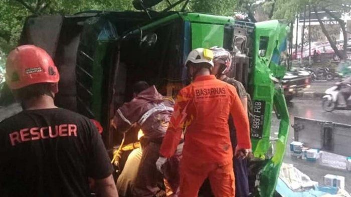 Evakuasi pengemudi truk tronton penyebab tabrakan beruntun di tanjakan Silayur, Ngaliyan, Semarang