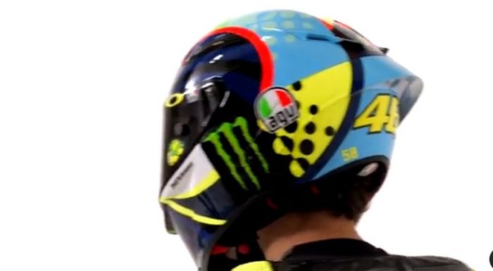 Kok Rossi pamer pakai helm tes musim dingin di presentasi Petronas Yamaha SRT?