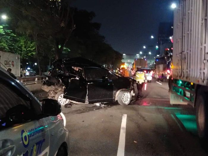 Toyota NAV1 kontra Range Rover 5.0 Autobiohraphy dan Mitsubishi Pajero Sport di tol Semanggi, arah Pluit, Jakarta Utara, (25/2/21)