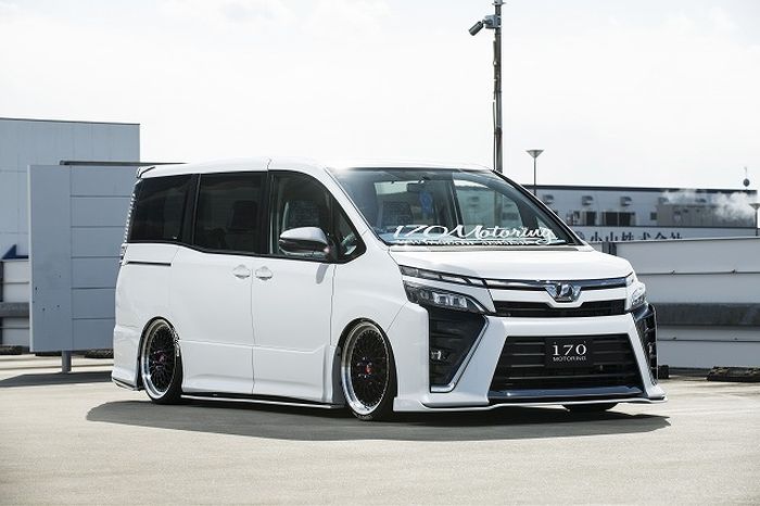 Tampilan depan modifikasi Toyota Voxy hasil garapan Sixth Sense