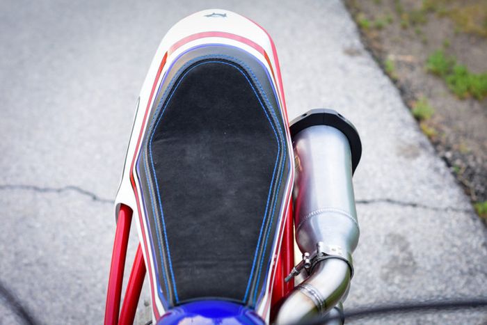 Jok khas flat tracker yang terpasang pada subframe removable