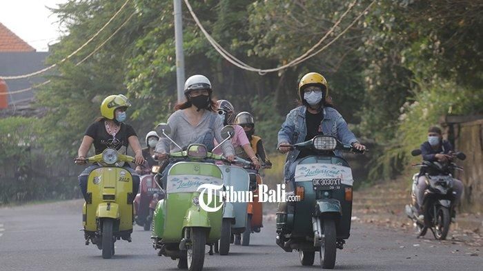 Ladies Scooter Vespa di Kota Denpasar, Bali yang memiliki 11 anggota.