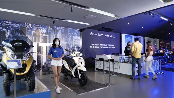 Sudut dealer Motoplex yang berisi deretan motor Piaggio