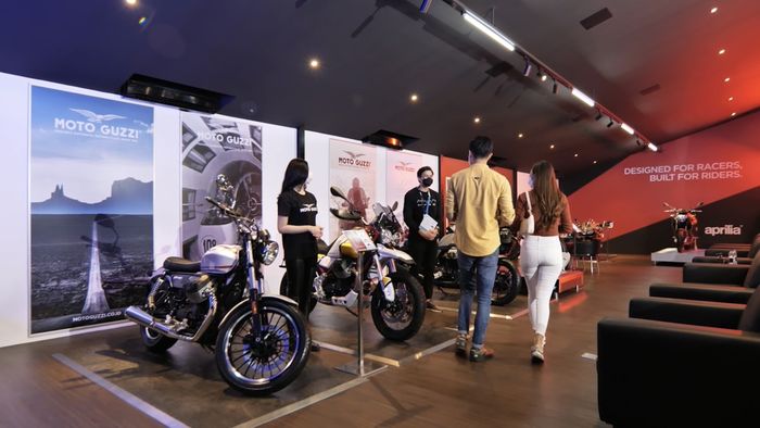 Sudut dealer Motoplex yang berisi deretan motor Moto Guzzi