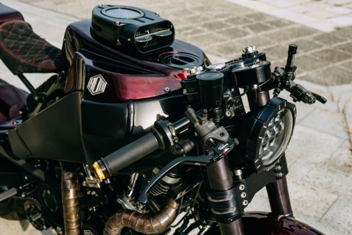 Di atas cover depan ada intake Hypercharger Kuryakyn ala muscle car