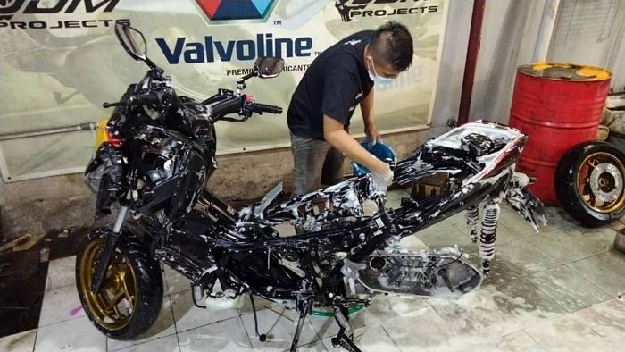 Proses detailing motor dengan dibongkar