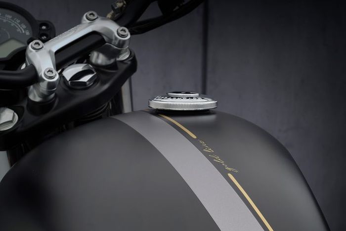 Triumph Street Twin Gold Line 