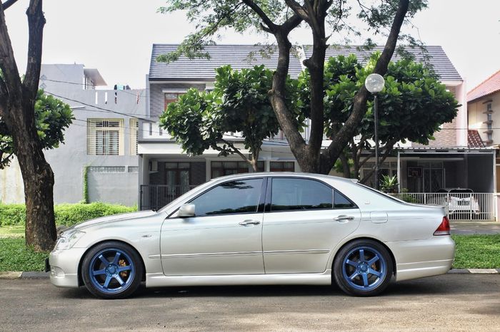 Modifikasi Toyota Crown bergaya street racing