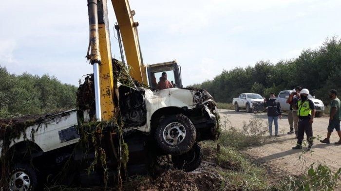 Toyota Kijang Kapsul pikap yang ditemukan terendam di kanal perkebunan PT WKS Mendahara Ulu, Tanjung Jabung Timur, Jambi. Kabin berisi kerangka manusia