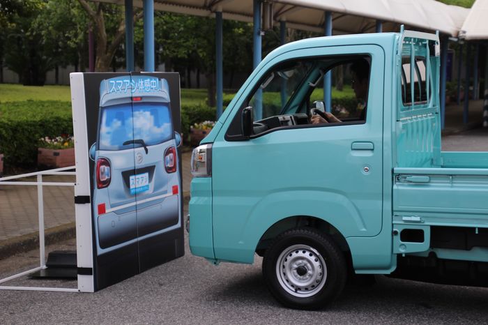 Ilustrasi sistem pedal misoperation control pada Daihatsu Hijet dengan Smart Assist.