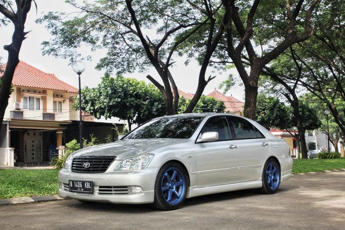 Modifikasi Toyota Crown Royal Saloon nyeleneh dengan gaya street racing