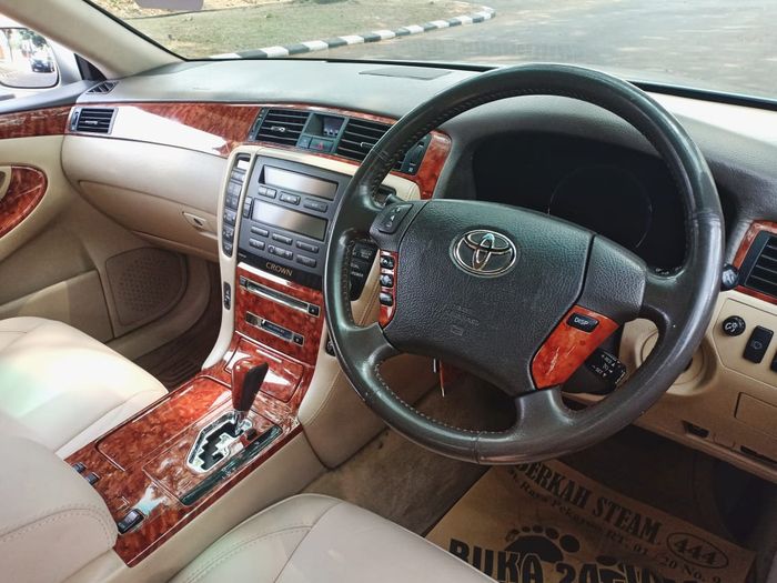 Tampilan interior Toyota Crown tetap mewah