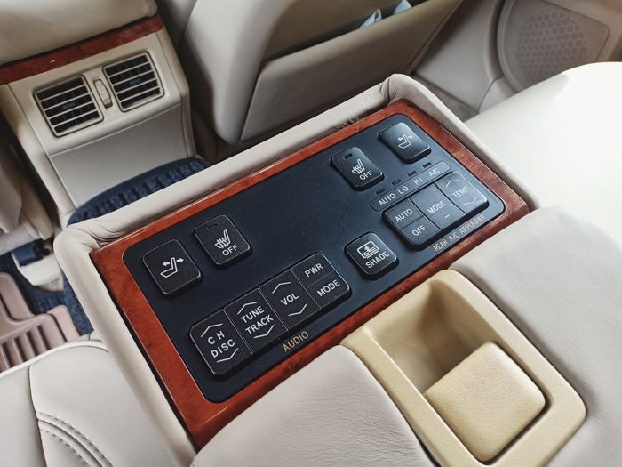 Tetap resik menjaga kerapian detail interior