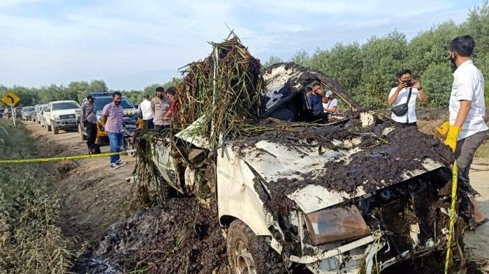 Toyota Kijang Kapsul Pikap yang ditemukan eskavator, terendam di kanal perkebunan berisi kerangka manusia di Mendahara Ulu, Tanjung Jabung Timur, Jambi, (3/3/21).