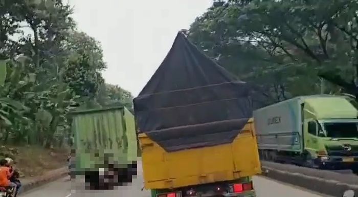 Beredar video kecelakaan pengendara motor matic gara-gara merekam aksi truk oleng di Jalan Raya Subah, Batang, Jawa Tengah.