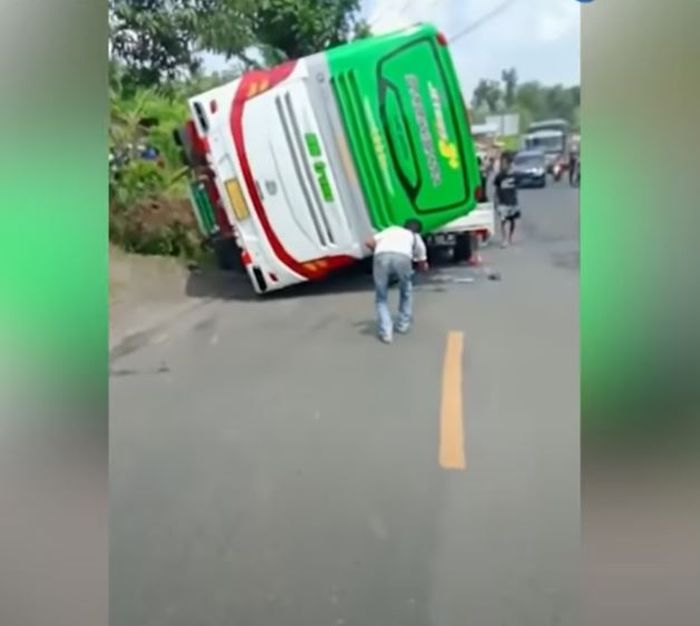 Bus pariwisata Razka Putra ambruk timpa Daihatsu Gran Max di Karangpucung, Cilacap, Jawa Tengah