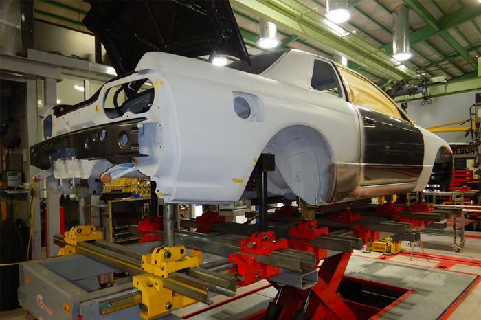 Proses perbaikan sasis dan bodi Nissan SKyline GT-R R32.