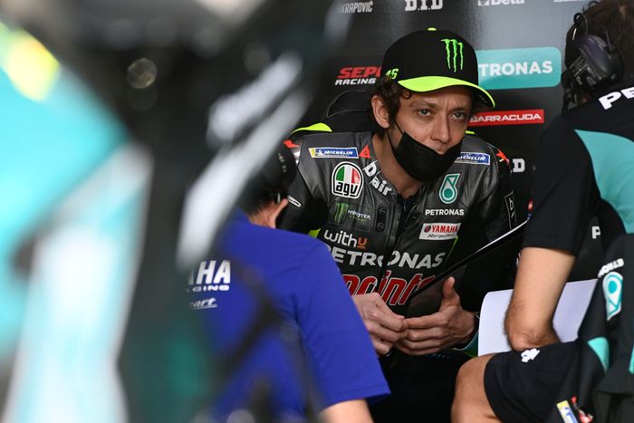 Valentino Rossi berbincang dengan tim mekanik Petronas Yamaha SRT