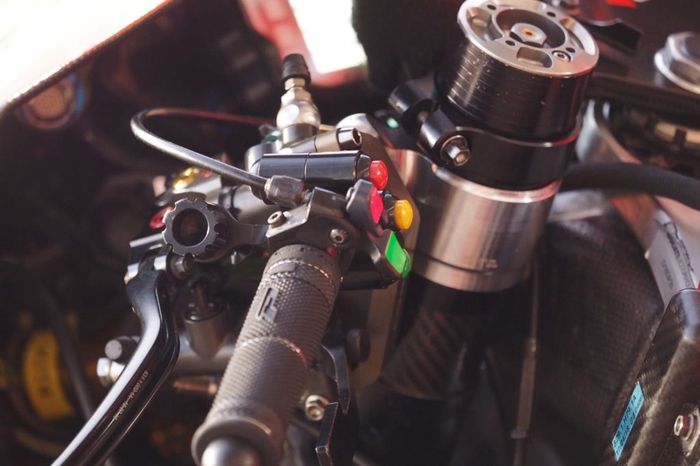 Tombol merah dan kung adalah Ducati Height Adjuster yang mengatur ketinggian suspensi belakang. 