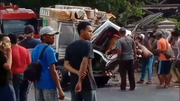 Adu bentur Isuzu Traga dan truk Fuso