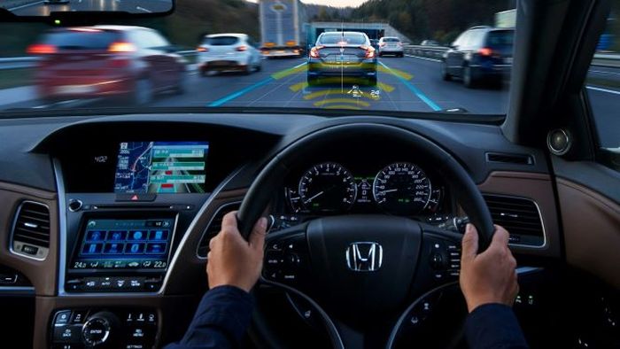 Saat sistem mendeteksi mobil di depan dikendarai dengan kecepatan rendah, sistem akan memberi tahu pengemudi dan kemudian membantu pengemudi kembali ke jalur semula