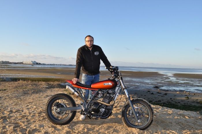 Sebastien Ledis bersama Suzuki DR650 Djebel street tracker garapannya