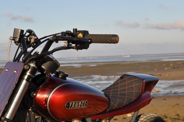 Tangki Yamaha RD125 dipakai dan dipadukan dengan buntut khas flat tracker