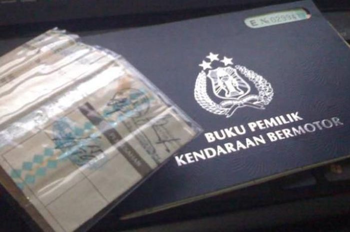 Ilustrasi Buku Pemilik Kendaraan Bermotor (BPKB) dan Surat Tanda Nomor Kendaraan (STNK).