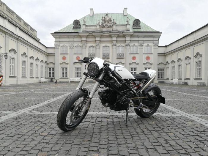 Ducati Monster 600 cafe racer yang modern dan minimalis