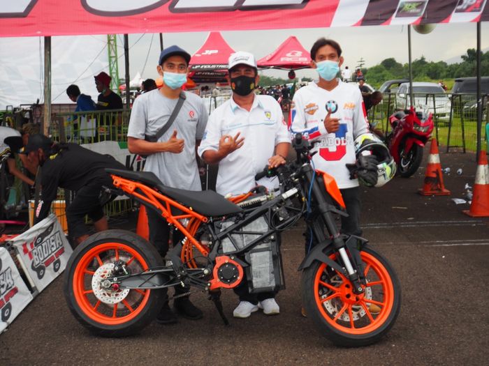 H Pesek (tengah) dari Bodisa, akan buatkan kelas khusus motor listrik di event drag bike garapannya 