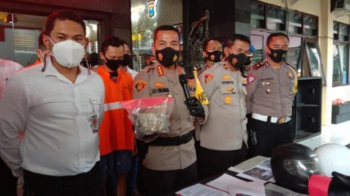 Polisi menunjukan barang bukti pelemparan dua mobil polisi