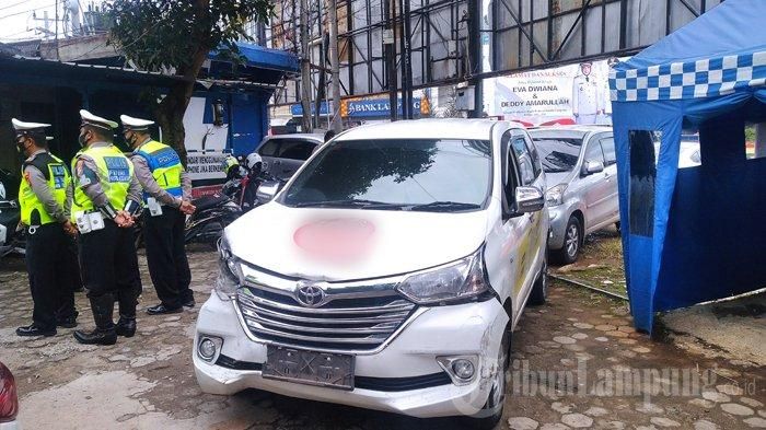 Toyota Avanza yang digunakan adik korban menabrak pelaku begal mobil kakaknya