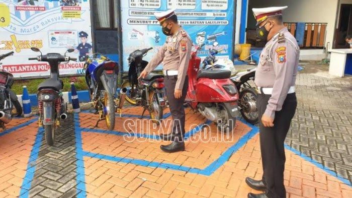 Polisi Polres Trenggalek menunjukkan motor berknalpot tak standar yang disita saat patroli, Senin (8/3/2021)
