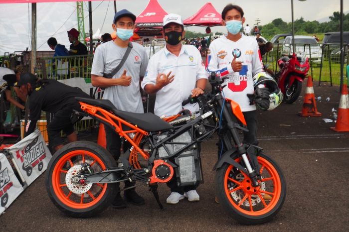 H Bahrudin alias H Pesek (tengah) dari Bodisa, akan buatkan kelas khusus motor listrik di event drag bike garapannya