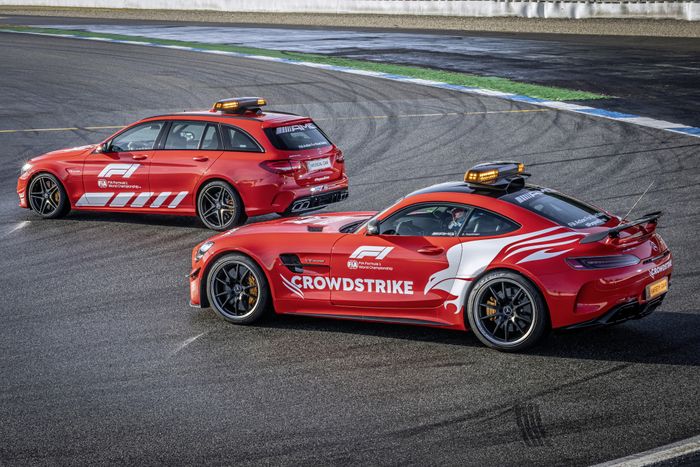 Tampak samping safety car dan medical car Mercedes-AMG F1 2021