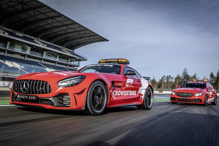 Mercedes-AMG tanggalkan warna silver ikonik dan gunakan kelir merah khas sponsor pada safety dan medical car F1 2021
