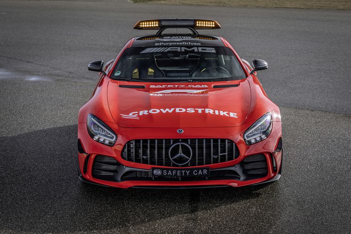 Tampang depan Mercedes-AMG GT R yang digunakan sebagai safety car F1 2021