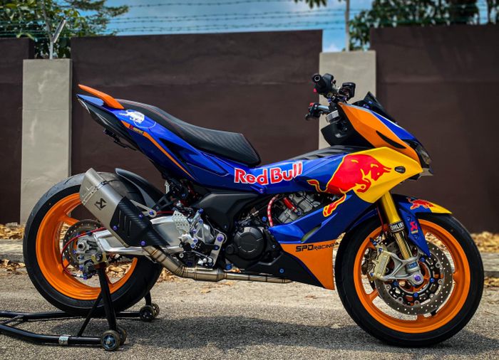 Mesin diupgrade jadi 190 cc dan pakai exhaust system Akrapovic