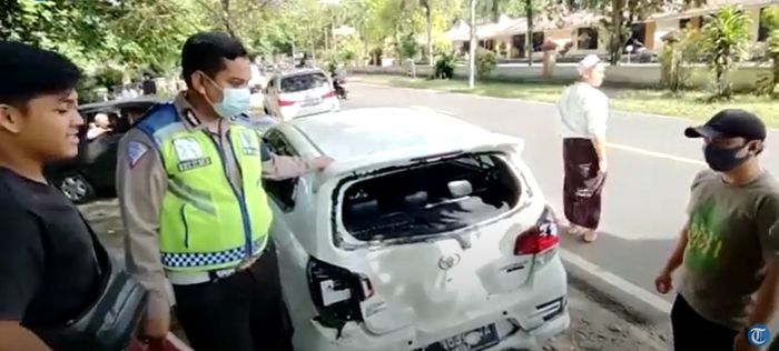 Toyota Agya yang ikut ditumbuk Avanza di  Jalan Raya Citepus, Desa Citepus, Palabuhanratu, Kabupaten Sukabumi, Jawa Barat